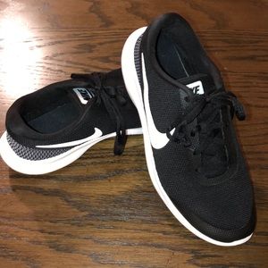 Nike Flex Experience RN7. Black with white sole